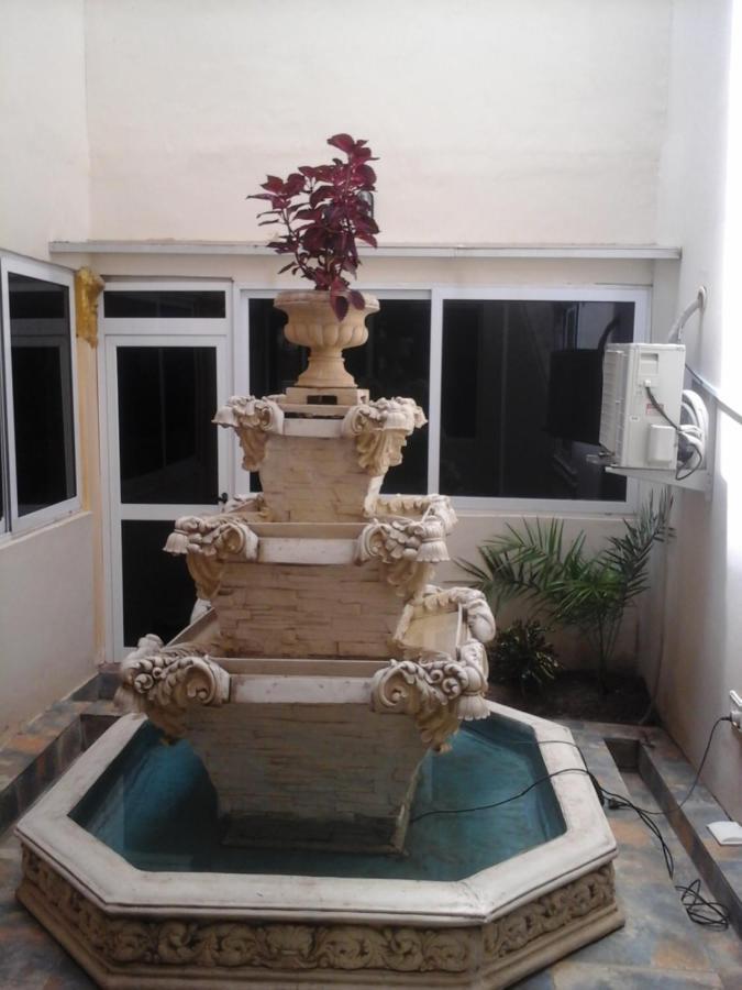 Cascade Hotel Lapaz Екстериор снимка